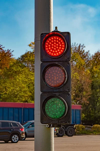 Світлофор Дорозі Активним Червоним Сигналом — стокове фото