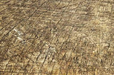 Yıpranmış ahşap doku ve balta ile yapılmış kesikler..