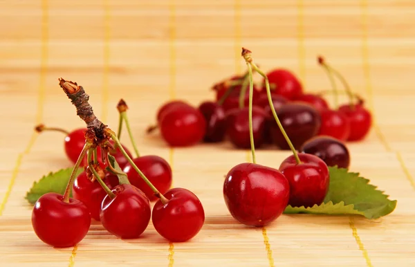 Fresh cherries on the table. Cuttings and berries with green lea — Stock Photo, Image