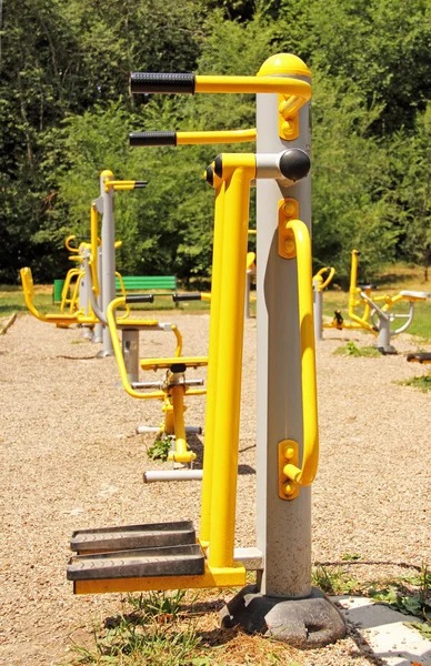 Parque infantil em um parque da cidade. Equipamento de fitness disponível . — Fotografia de Stock