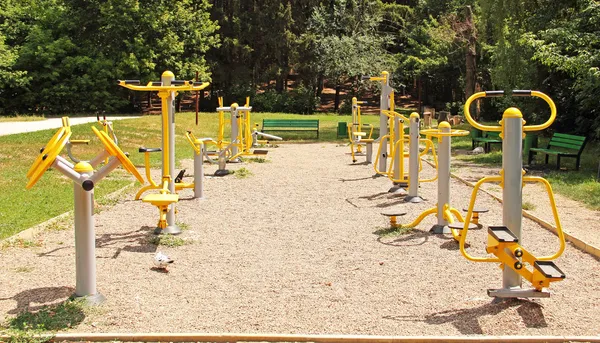 Parque infantil en un parque de la ciudad. Equipo de fitness disponible . — Foto de Stock