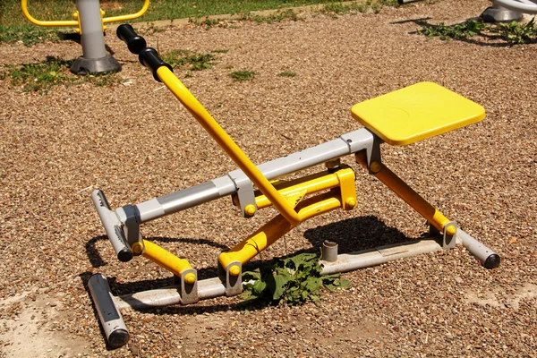 Speeltuin in een stadspark. fitnessapparatuur beschikbaar. — Stockfoto