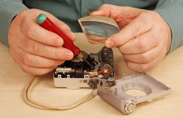 Digitalkamera reparation. Handyman, verktyg, förstoringsglas. — Stockfoto