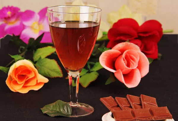 Copa de vino, chocolate y flores . —  Fotos de Stock