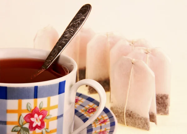 Eine Tasse Tee. Päckchen Teeblätter. — Stockfoto
