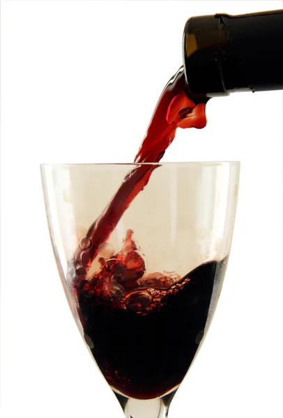 Wein aus der Flasche in ein Glas gießen. — Stockfoto