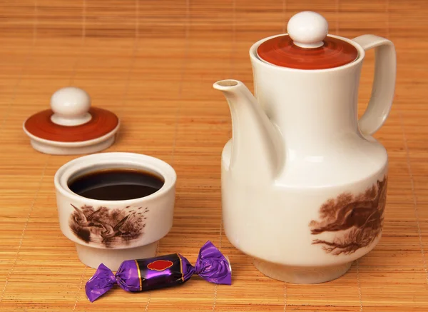 Café, una taza de café y un dulce . — Foto de Stock