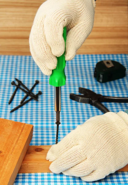 Die Hände des Mannes ziehen die Schraube an — Stockfoto