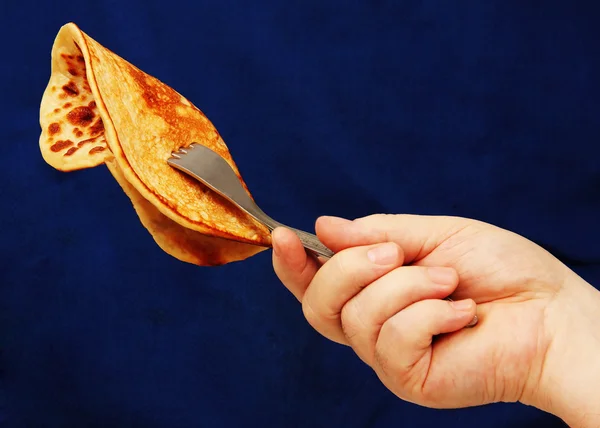 Plug with a pancake in hand. — Stock Photo, Image