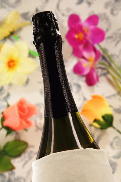 Uma garrafa de champanhe. — Fotografia de Stock