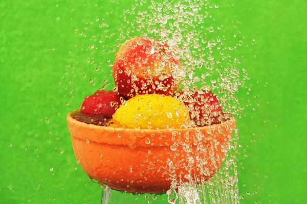 Φρούτα στο νερό. — Φωτογραφία Αρχείου