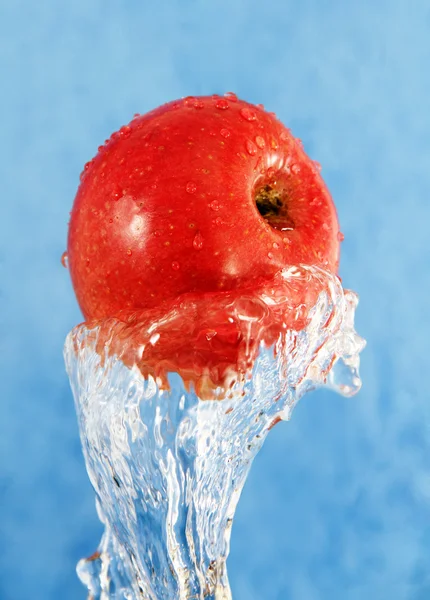Apple in a jet of water. — Stock Photo, Image