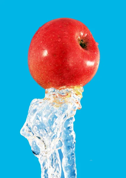 Apple in een straal water. — Stockfoto
