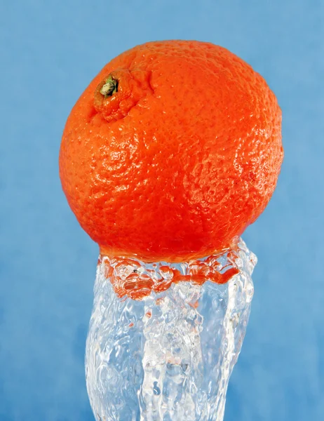 Oranje in een straal water. — Stockfoto