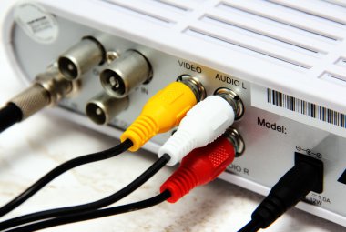 teller, konektörler ve elektronik cihazlar.