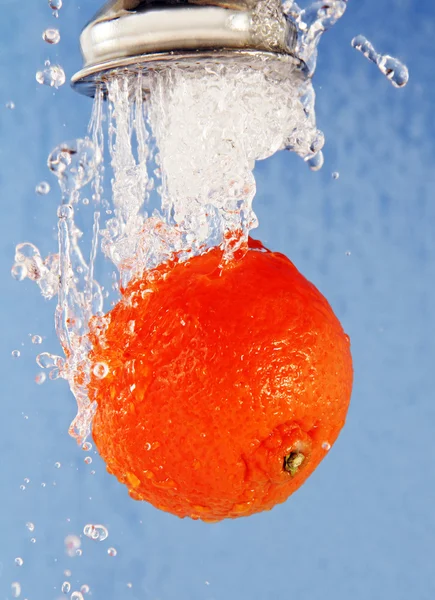 Orange under running water. — Stock Photo, Image