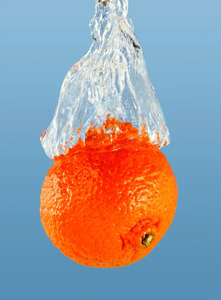 Oranje in een straal water. — Stockfoto