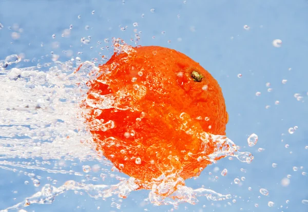 Orange in a jet of water. — Stock Photo, Image