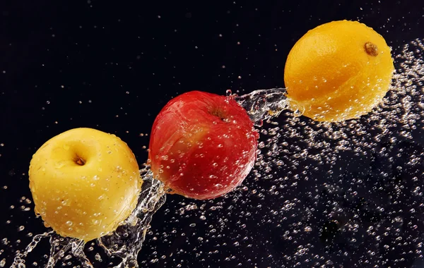 Fruit in a water jet. — Stock Photo, Image