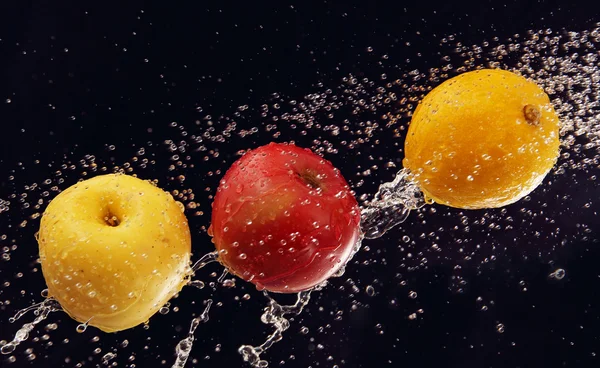 Fruits dans un jet d'eau . — Photo