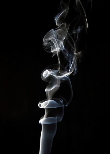 Kouř na tmavém pozadí. — Stock fotografie