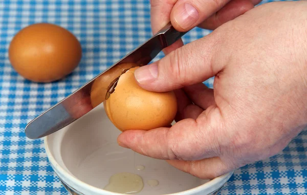 Prolomení vejce. — Stock fotografie