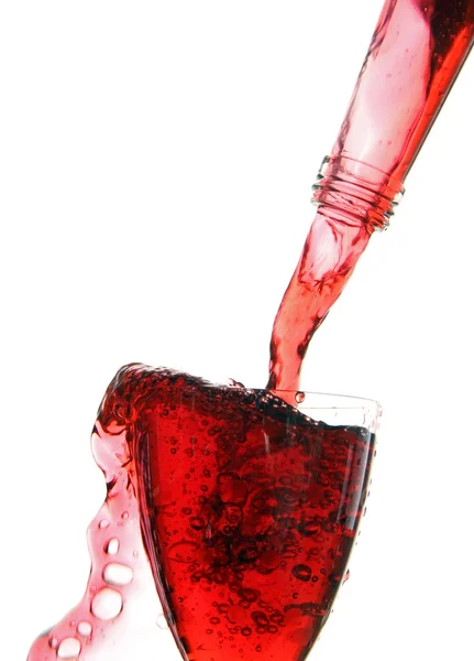 Chorro de vino de la botella en el vaso . — Foto de Stock
