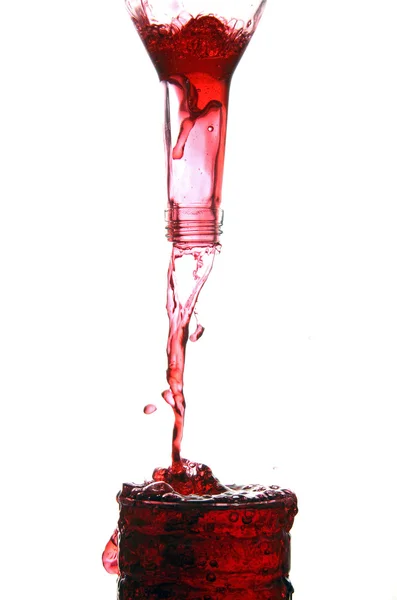 Chorro de vino de la botella en el vaso . — Foto de Stock
