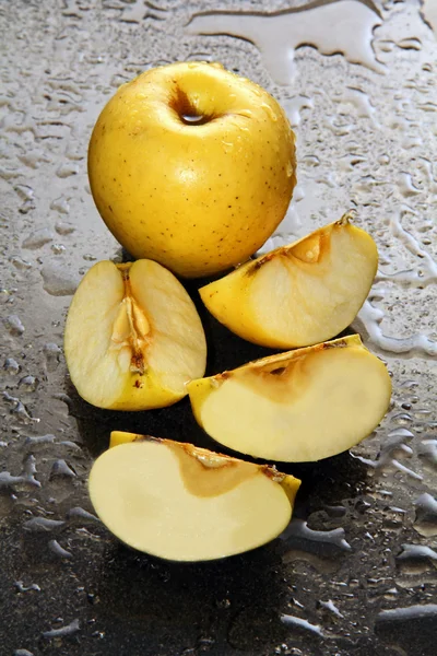 Äpfel auf einem nassen Glas. — Stockfoto