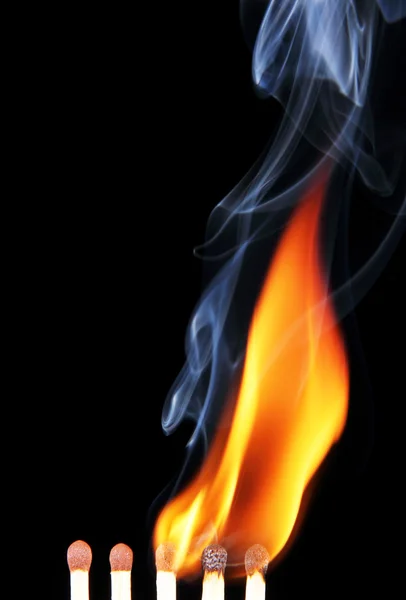 Yangın ve duman ile maç. — Stok fotoğraf