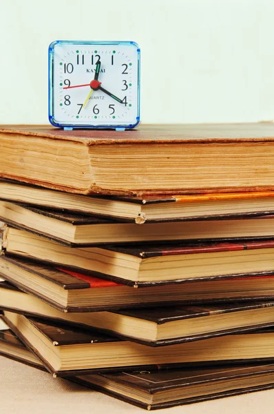 Reloj despertador y libros . — Foto de Stock