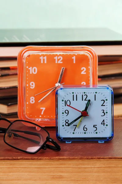 Wecker und Bücher. — Stockfoto