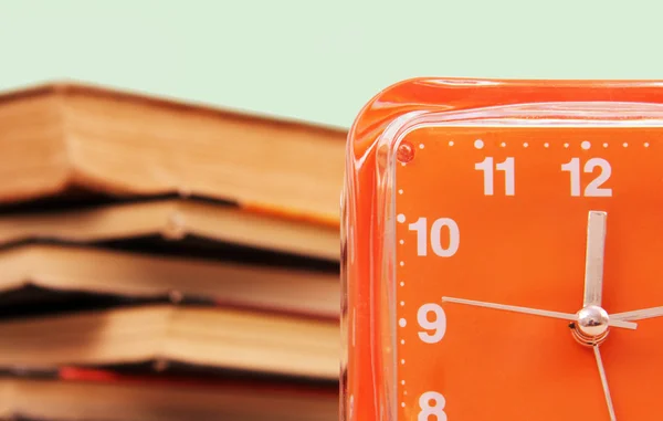 Wekker en boeken. — Stockfoto