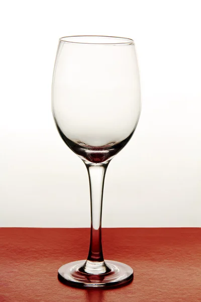 Weingläser auf farbigem Hintergrund. — Stockfoto