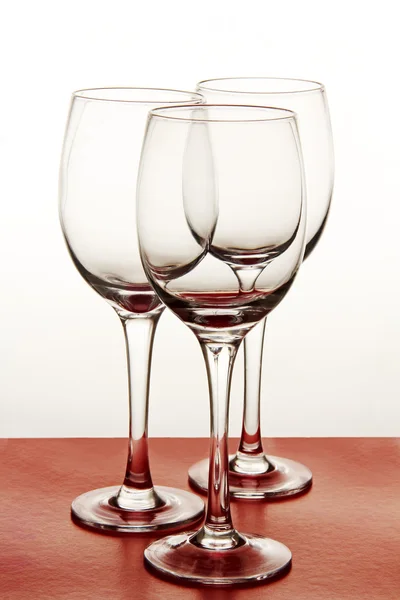 Copas de vino sobre un fondo de color. — Foto de Stock
