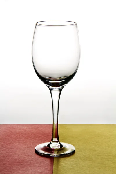 Sklenice na víno na barevném pozadí. — Stock fotografie