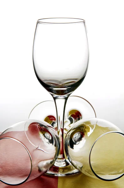 Бокалы для вина на цветном фоне. — стоковое фото