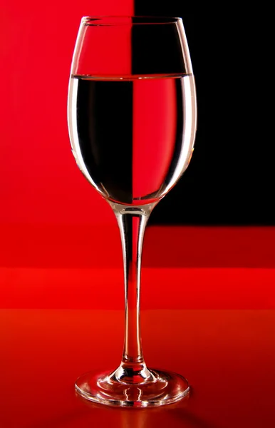 Copas de vino sobre un fondo de color. — Foto de Stock