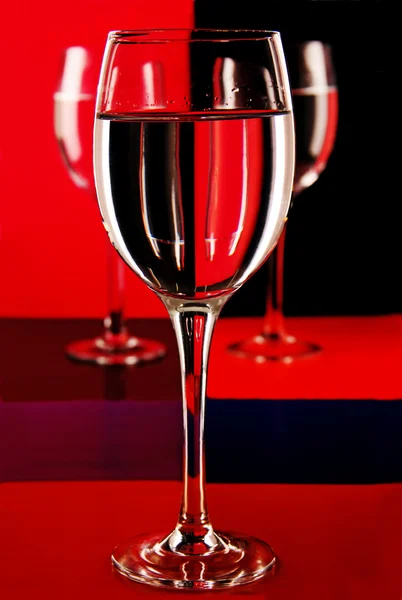 Copas de vino sobre un fondo de color. —  Fotos de Stock