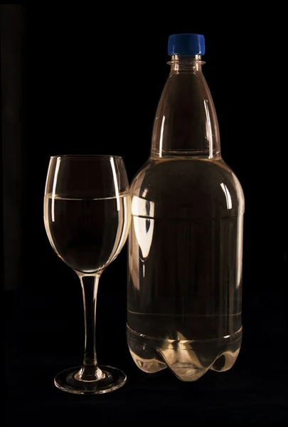 Flasche und ein Glas. — Stockfoto