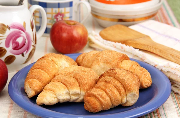 Croissants em uma chapa . — Fotografia de Stock