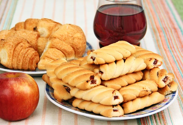 Biscotti e croissant . — Foto Stock