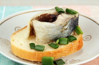 ringa balığı ve ekmek.