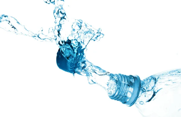 Ein Spritzer Wasser aus einer Flasche. — Stockfoto