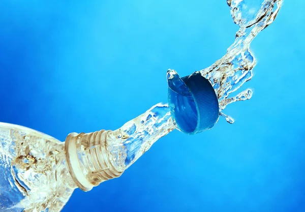 Ein Spritzer Wasser aus einer Flasche. — Stockfoto