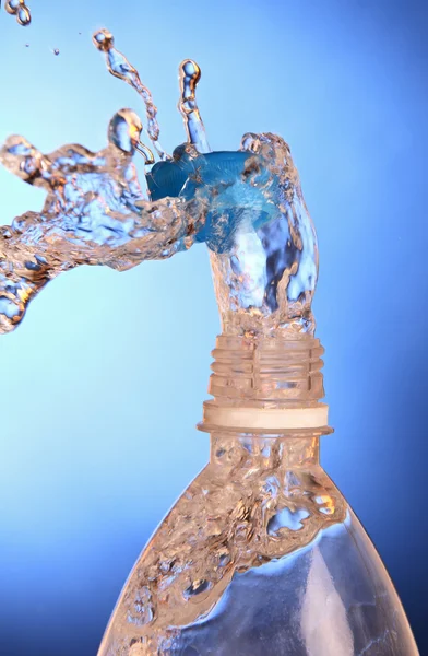 Ein Spritzer Wasser aus einer Flasche. — Stockfoto