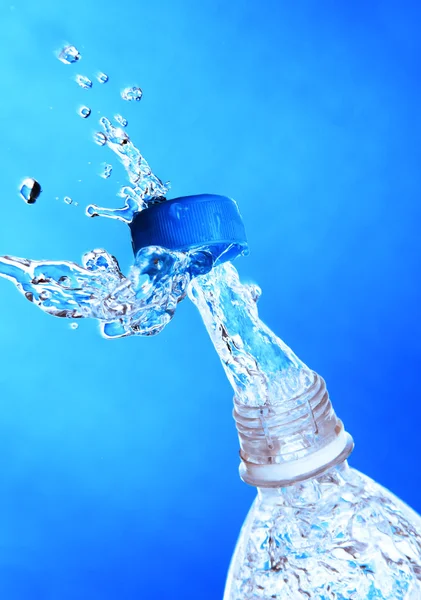 Uma pitada de água de uma garrafa . — Fotografia de Stock