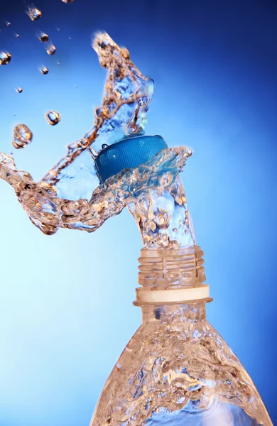 Ein Spritzer Wasser aus einer Flasche. — Stockfoto