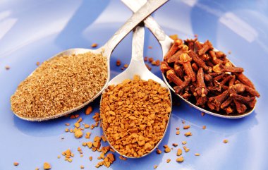 kaşık hazır kahve ve baharat.