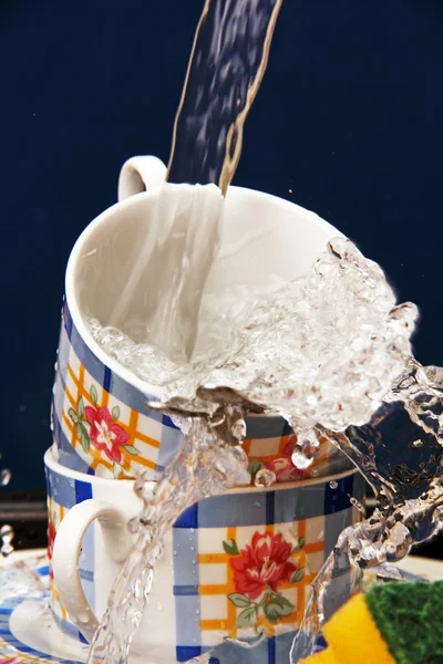 Mycie kubków herbaty. — Zdjęcie stockowe